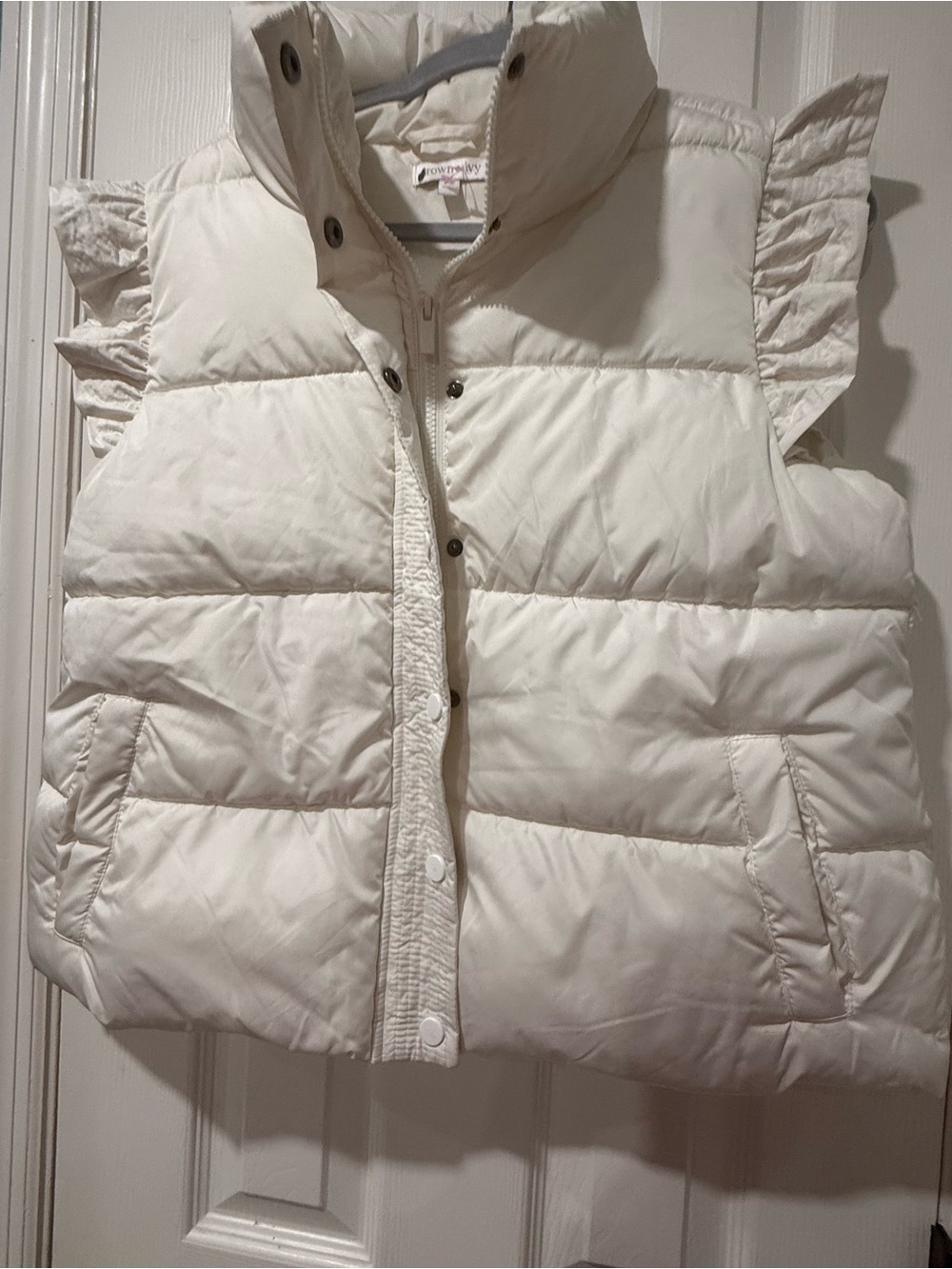 crown & ivy Cream Ruffle-Shoulder Puffer Vest